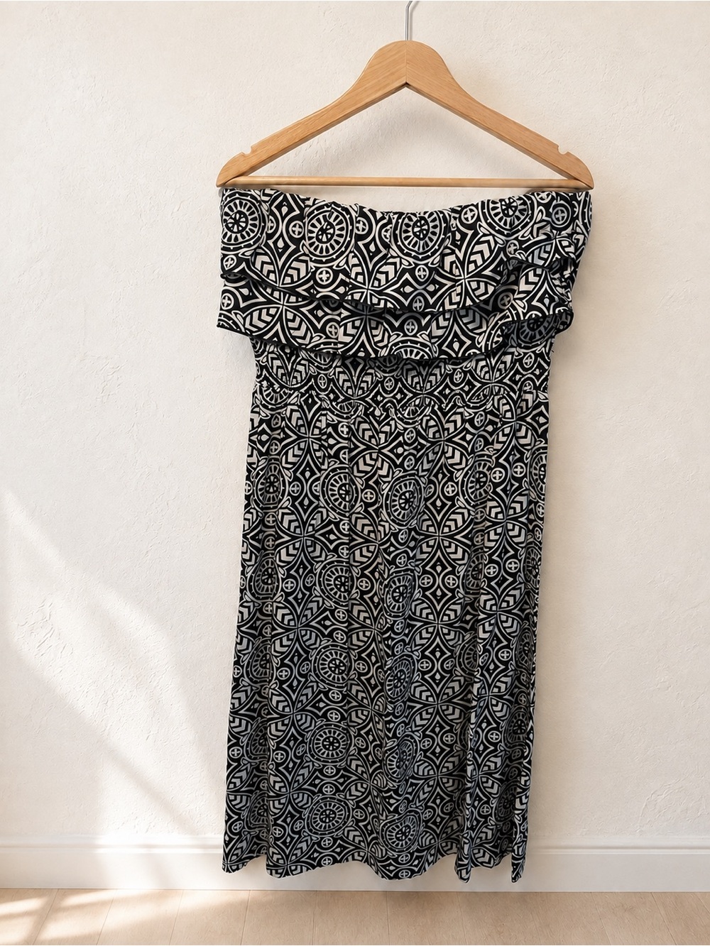 Escapada Black & White Strapless Ruffle Dress – Size Small